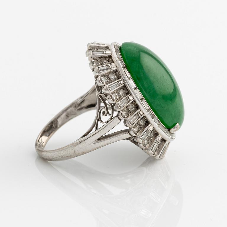 Ring in 18K white gold with cabochon-cut nephrite and diamonds in various cuts, defective.