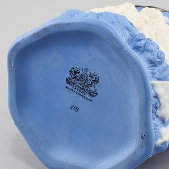 VINKANNA, jasperware, Samuel Alcock and Co, England, omkring 1800-talet mitt.