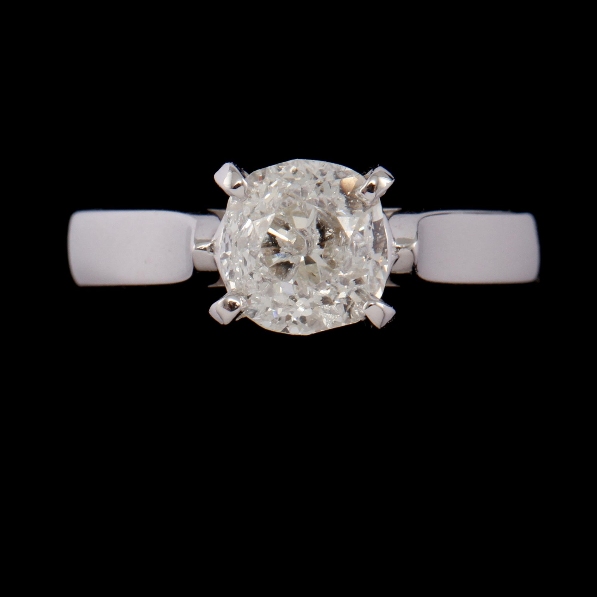 RING, 18k vitguld med kuddslipad diamant, 1.43 ct. Vikt 4 g.