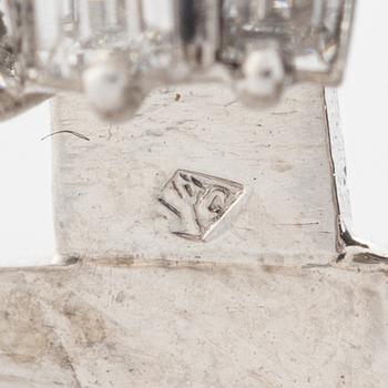 Armband platina med runda briljant- och baguetteslipade diamanter.