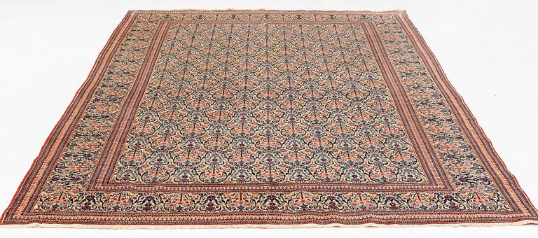 An antique /semi-antique Tabriz carpet, ca 311-315 x 206 cm.