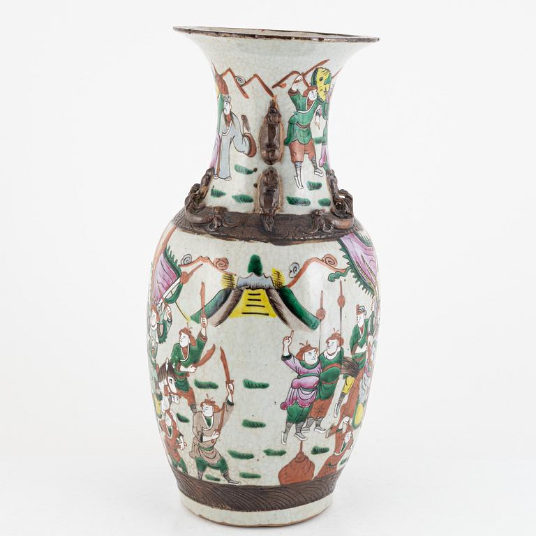 A Chinese enamelled vase, late Qingdynasty / around 1900.