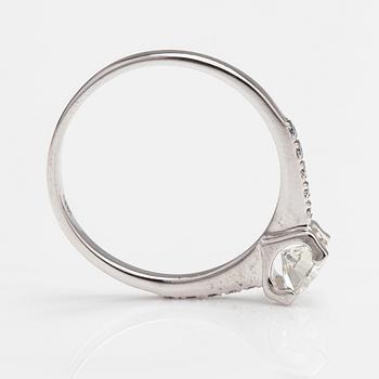 A 14K white gold ring with brilliant-cut diamonds ca. 0.60 ct in total.