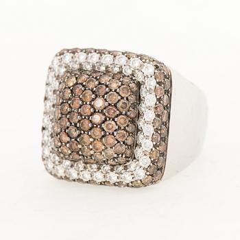 A RING, brown and colourless diamonds, 18K white gold. Gio, Italy.