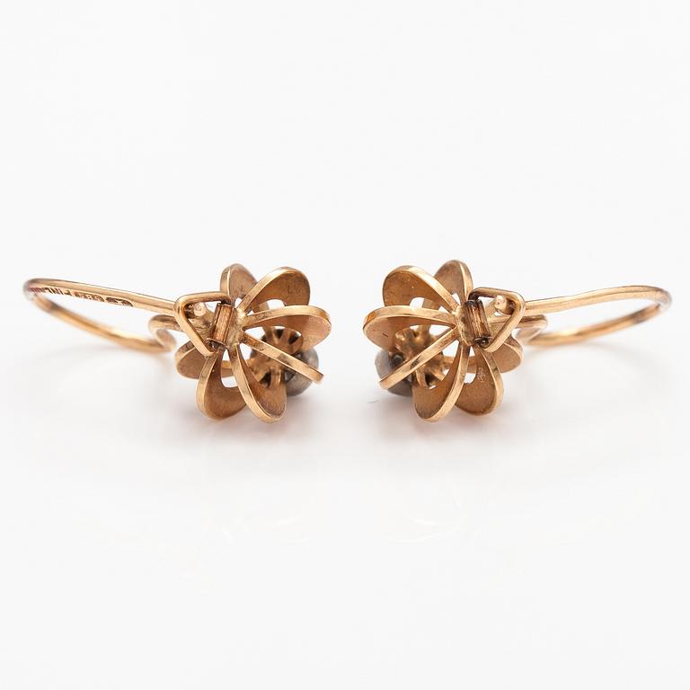 A pair of 14K gold earrings with diamonds ca. 0.08 ct in total. Kupittaan kulta, Turku.