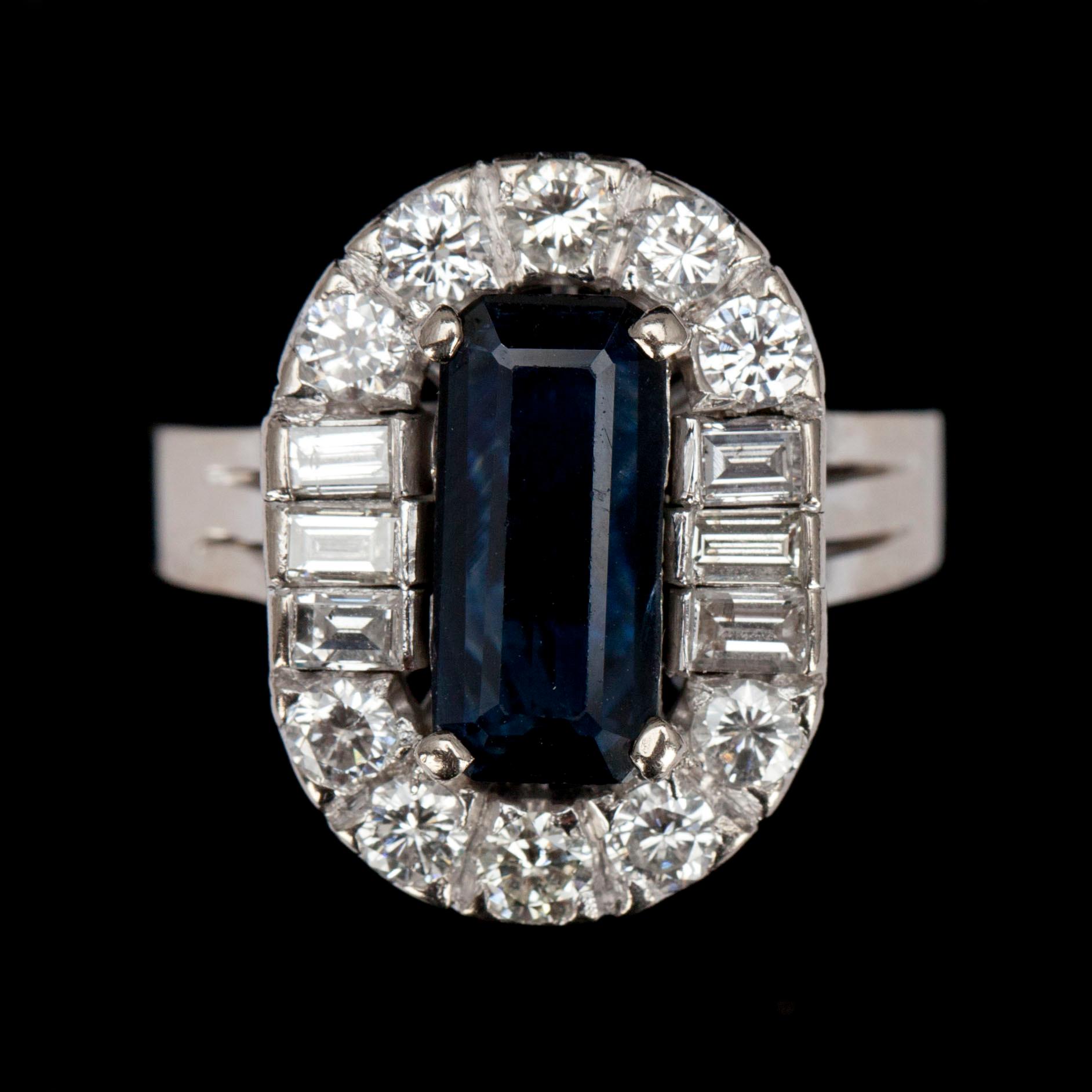 RING, vitguld 18K, safir 1,42 ct och diamanter tot. 1,42 ct. Vikt 35,2 g. Intyg.