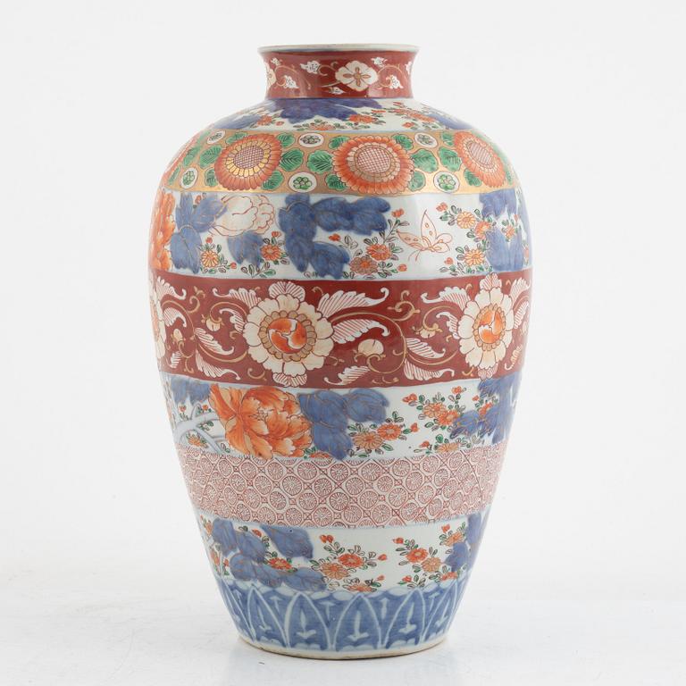 A porcelain vase, Japan, 19th century.