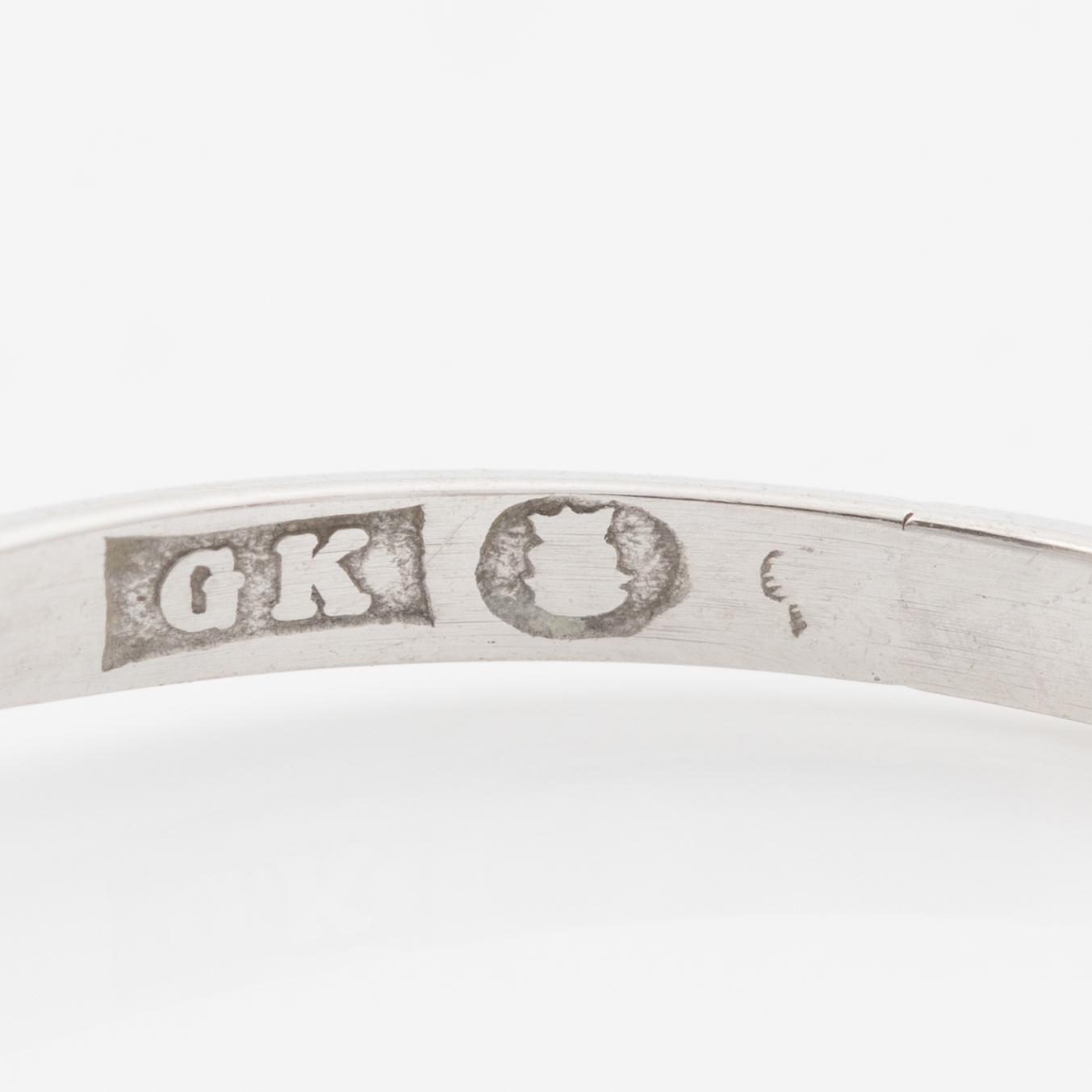 Ring with a brilliant-cut diamond.