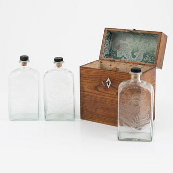 Brännvinsflaskor, 3 st, i schatull, Cederbergs Glasbruk, 1800-talets första hälft.