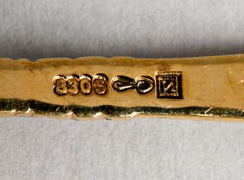 KAFFE- och MOCCASKEDAR, 12+12, förgyllt silver, bl.a. C.G.Hallberg, 1919. Ca 255 g.