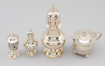SOCKERSTRÖARE, SALT- OCH PEPPARSTRÖARE SAMT SENAPSKAR, silver, England, 1900-tal. Total vikt ca 263 gram.