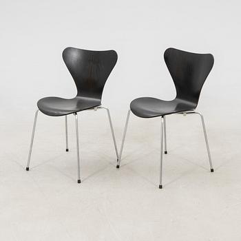 Arne Jacobsen, stolar 2 st. "Sjuan", Fritz Hansen, Danmark 2007.