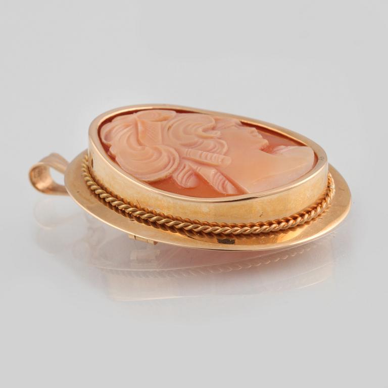 BROSCH, 18K guld med skuren snäckskalscamé, Ceson, Göteborg. Vikt 8,3 gram.