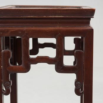 PIEDESTALER, ett par, hardwood. 1900-talets första hälft.
