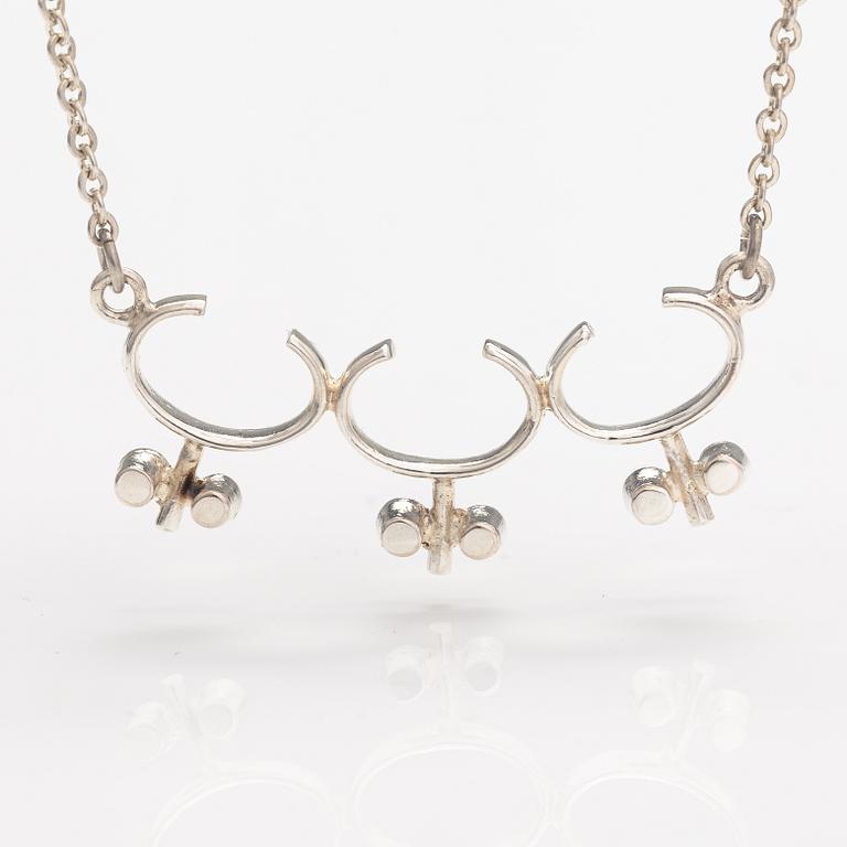 Jorma Laine, A silver necklace. Kultateollisuus, Turku 1967.