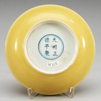 FAT, porslin. Ming dynastin med Zhengdes sex karaktärers märke och period (1506-21).