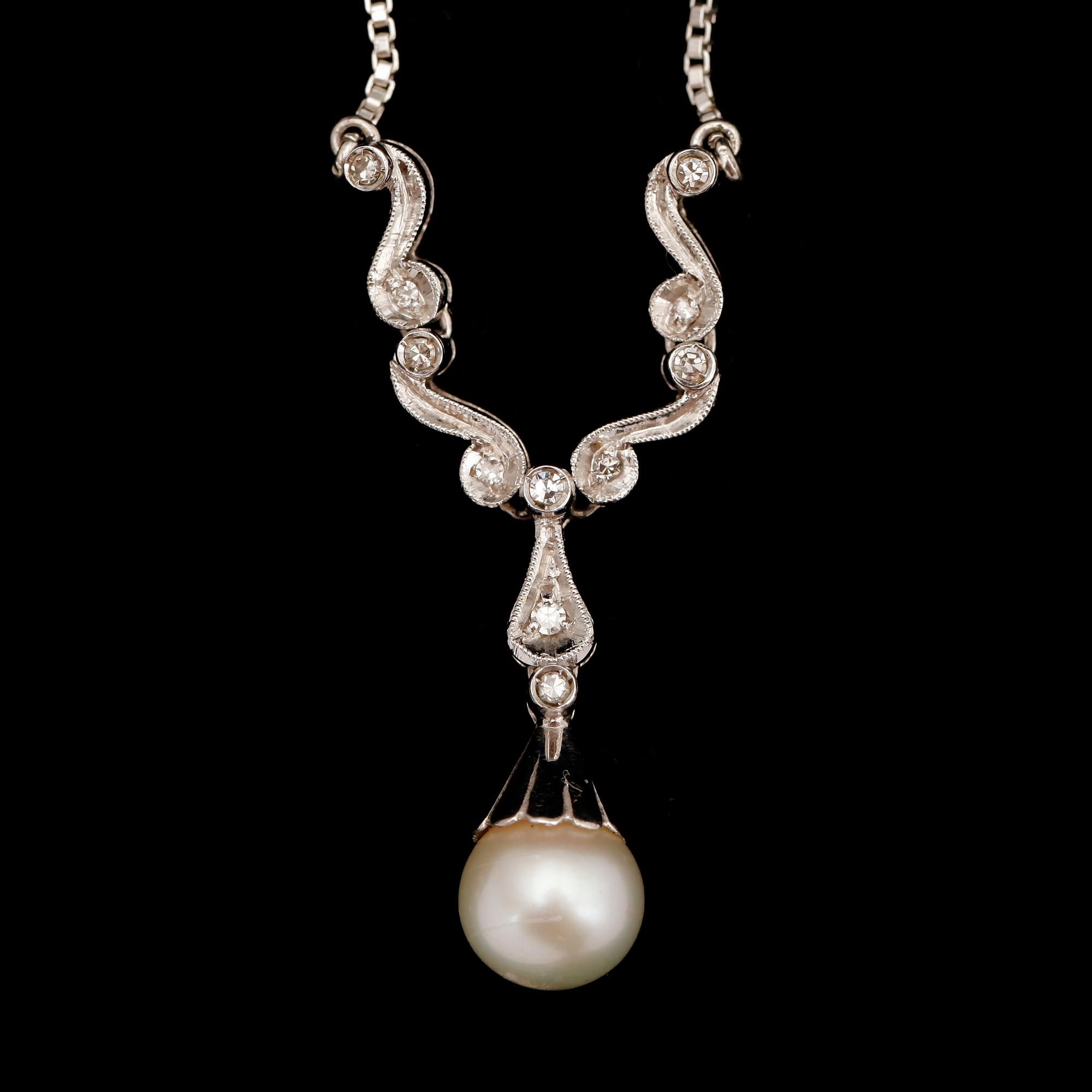 COLLIER, 18 k vitguld, med briljanter och odlad pärla. Tot vikt 9 g.