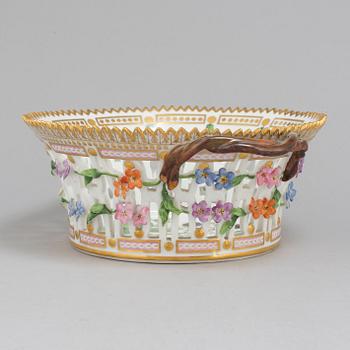 ROYAL COPENHAGEN, gallerskål, porslin, "Flora Danica", Danmark.