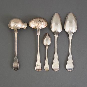 SERVISDELAR, 24 delar, "Gamal fransk", silver, olika mästare, Sverige, 1900-talets andra hälft. Totalvikt 928 gram.
