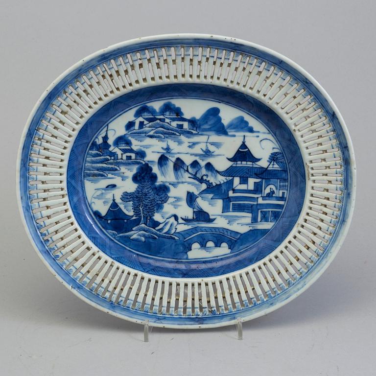 GALLERKORG med FAT, kompaniporslin. Qingdynastin, Jiaqing (1796-1820).