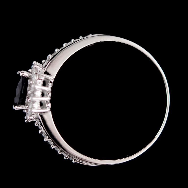 RING, 10 k, med fasettslipad safir och mindre safirer tot 2.23 ct, briljanter tot 0.50 ct W. 

TEXTÄNDRING: 10 k vitguld.