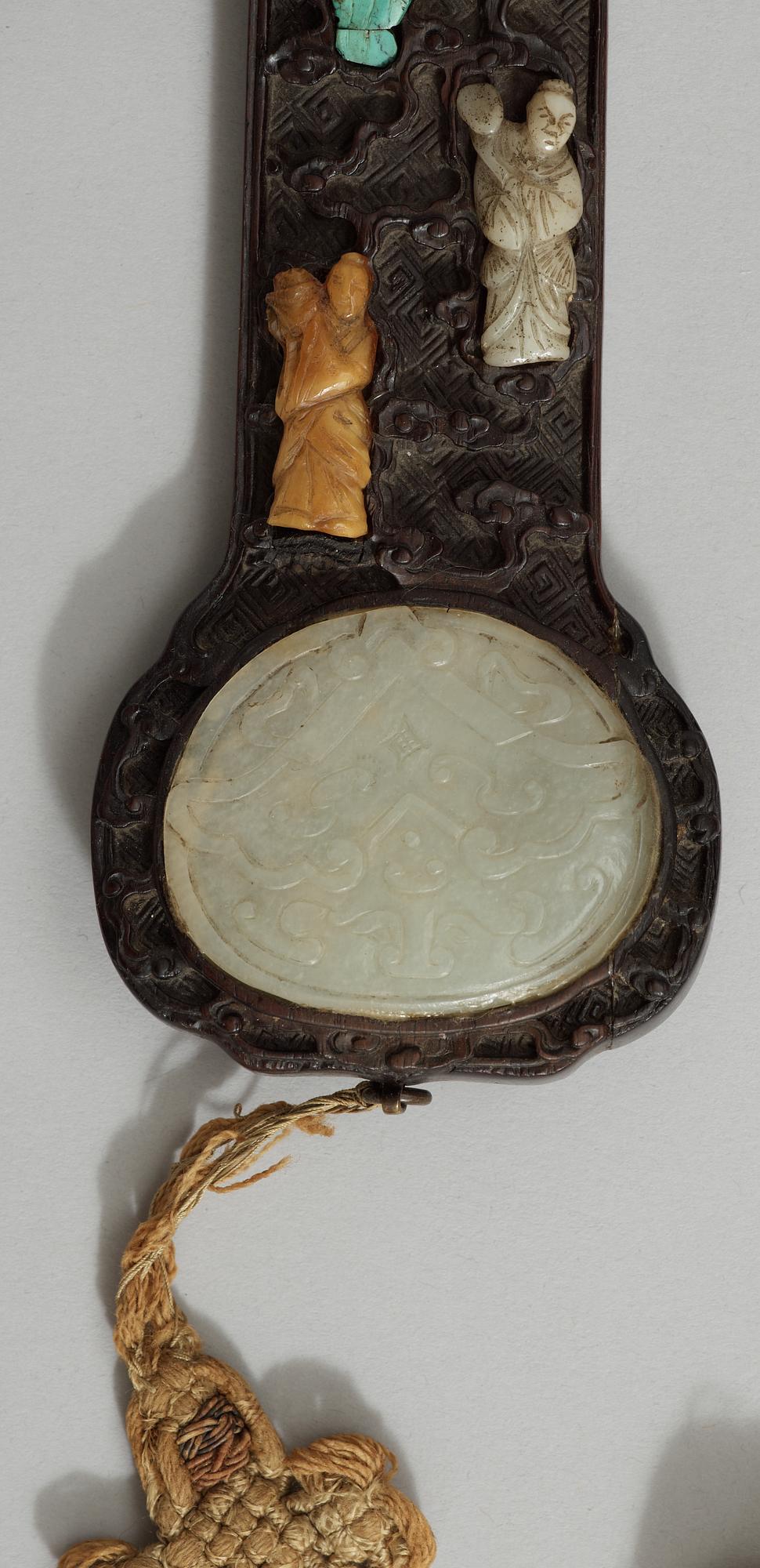 RUYISPIRA, trä med inläggningar av nefrit, korall, turkos och andra stenar. Qing dynastin, troligen Qianlong.