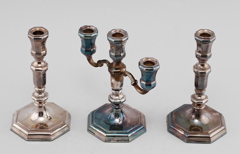 LJUSSTAKAR, ett par samt KANDELABER, silver, importstämplade, omkring 1900-talets mitt.