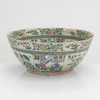 A large Chinese bowl, 19th century.