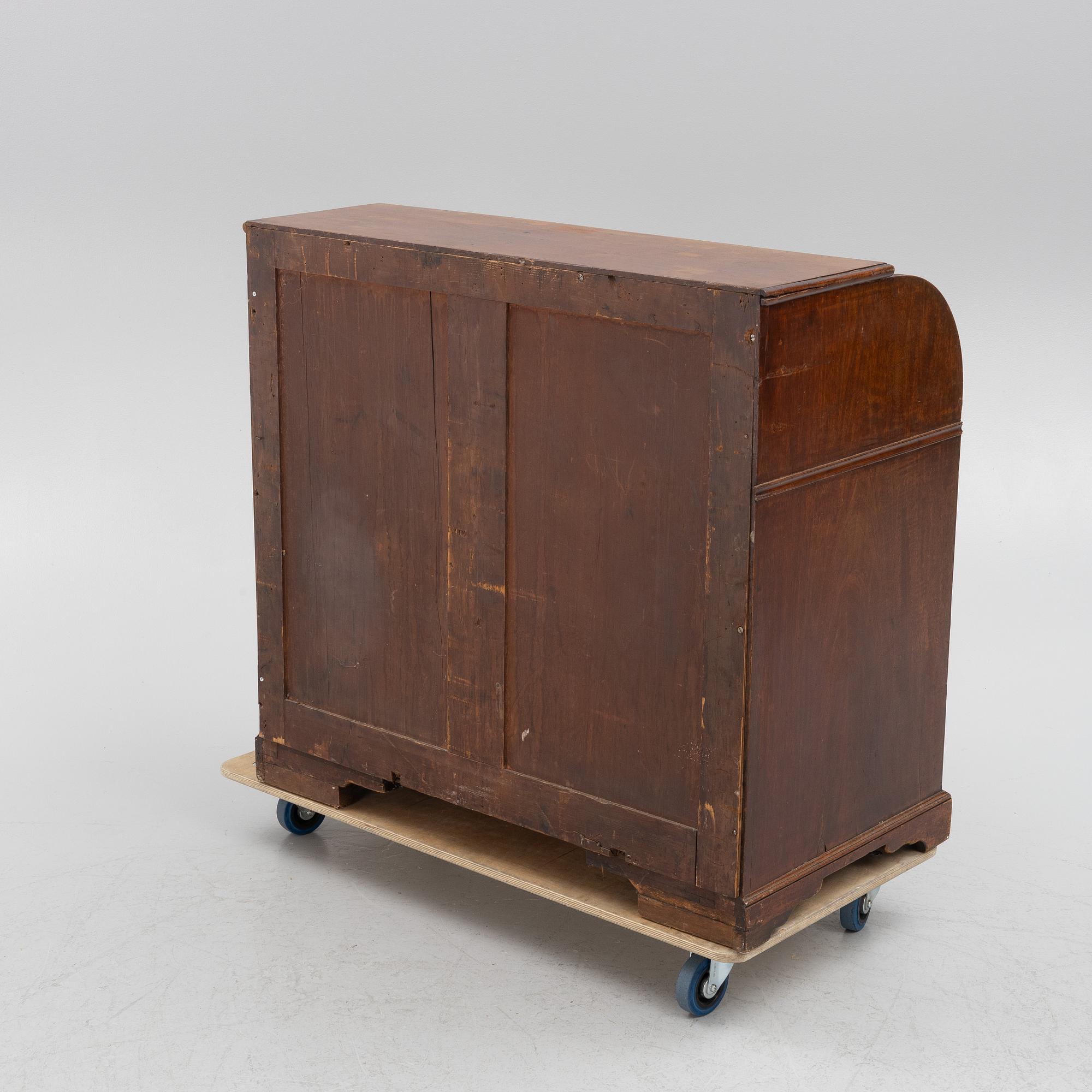 A chest of drawers, 19th Century.