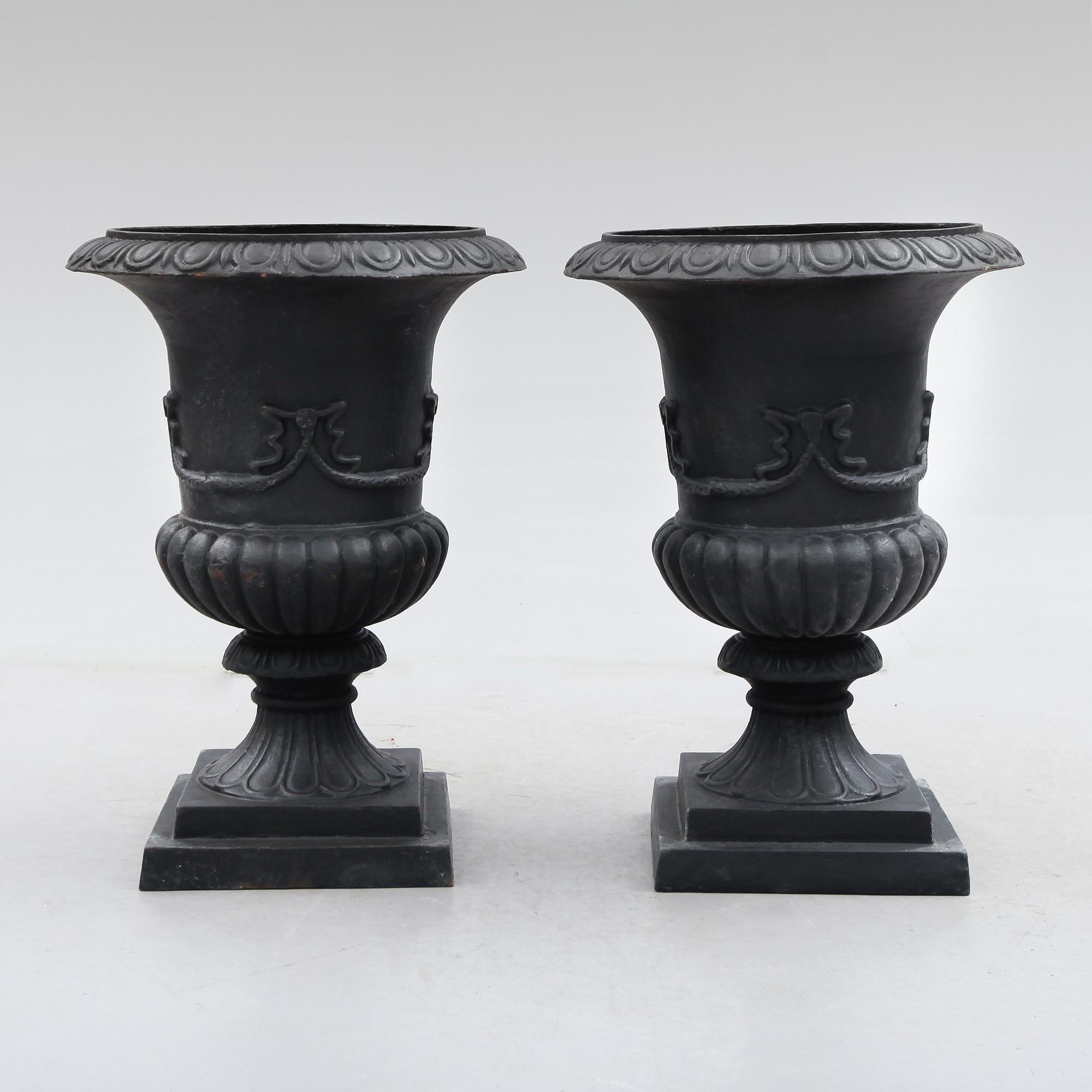 TRÄDGÅRDSURNOR, 1 par, gjutjärn, modern tillverkning.