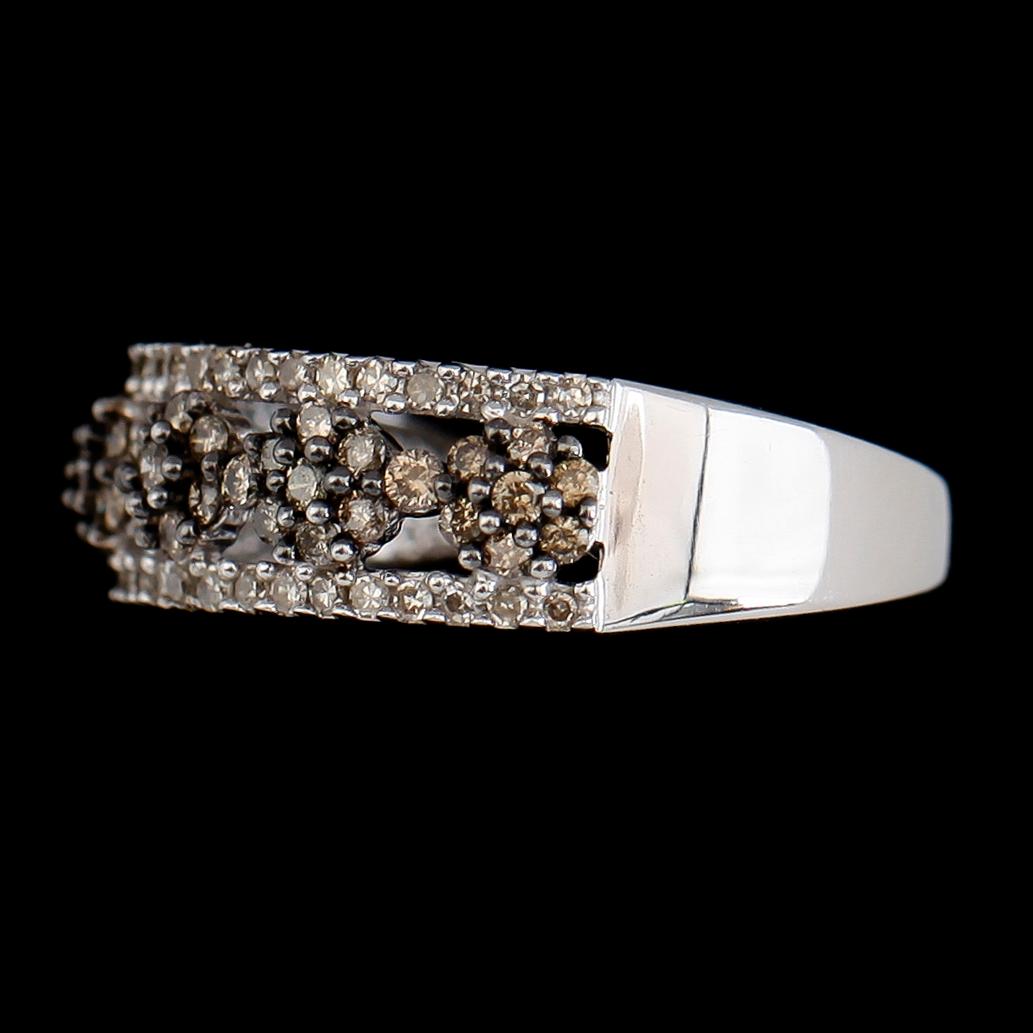 RING, 10K vitguld, diamanter tot ca 0.63 ct. Vikt ca 3 g.