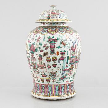 A Chinese famille rose porcelain urn with cover, late Qing dynasty / early 20th century.