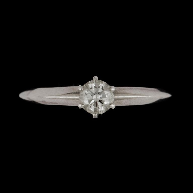 RING, 18k vitguld med briljantslipad diamant, ca 0,20 ct, Tiffany, 1900-talets andra hälft. Vikt ca 3 g.