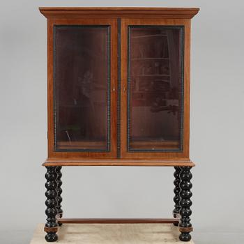 BOKSKÅP, barockstil, 1900-talets andra hälft.