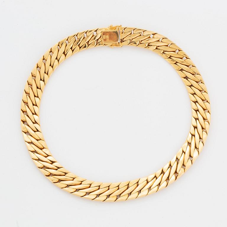 A Bucherer necklace in 18K gold set with round brilliant-cut diamonds.