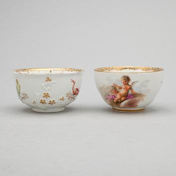 KAFFEKOPP MED FAT, 2 st. Porslin, Meissen samt Meissenliknande märke. Omkring år 1900.