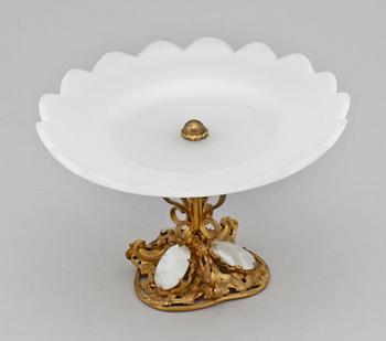 SKÅL PÅ FOT, opalinglas och mässing, Frankrike, ca 1880-tal.