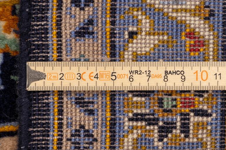 A Keshan carpet, approx. 405 x 300 cm.