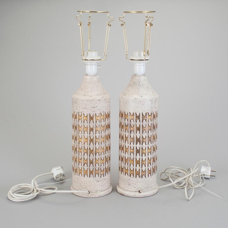 BORDSLAMPOR, 2 st, chamotterat lergods. Bitossi, Bergboms, 1900-talets andra hälft.