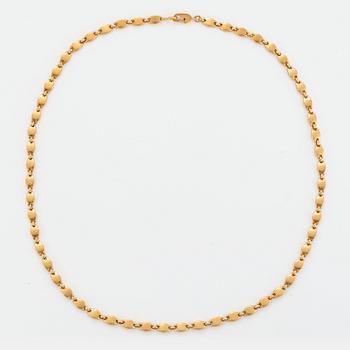 1085. An 18K gold Cartier necklace.