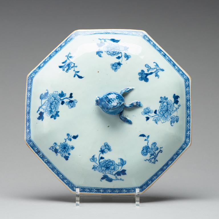 A blue and white tureen with cover and stand, Qing dynasty, Qianlong (1736-95).