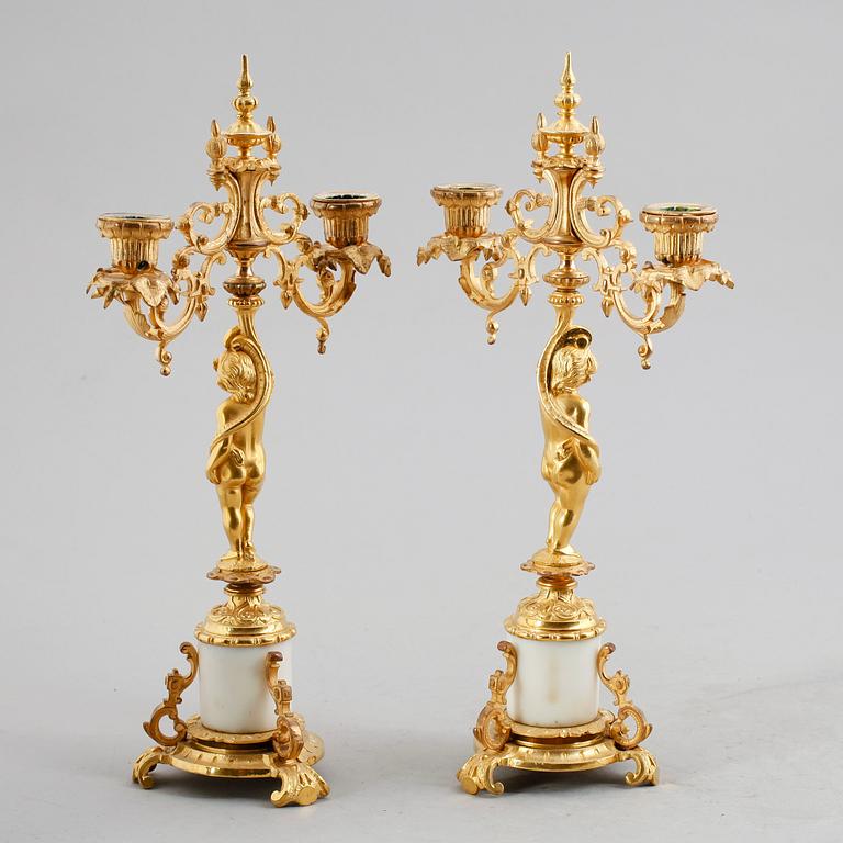 KANDELABRAR, 1 par, brons och alabaster, sent 1800-tal.