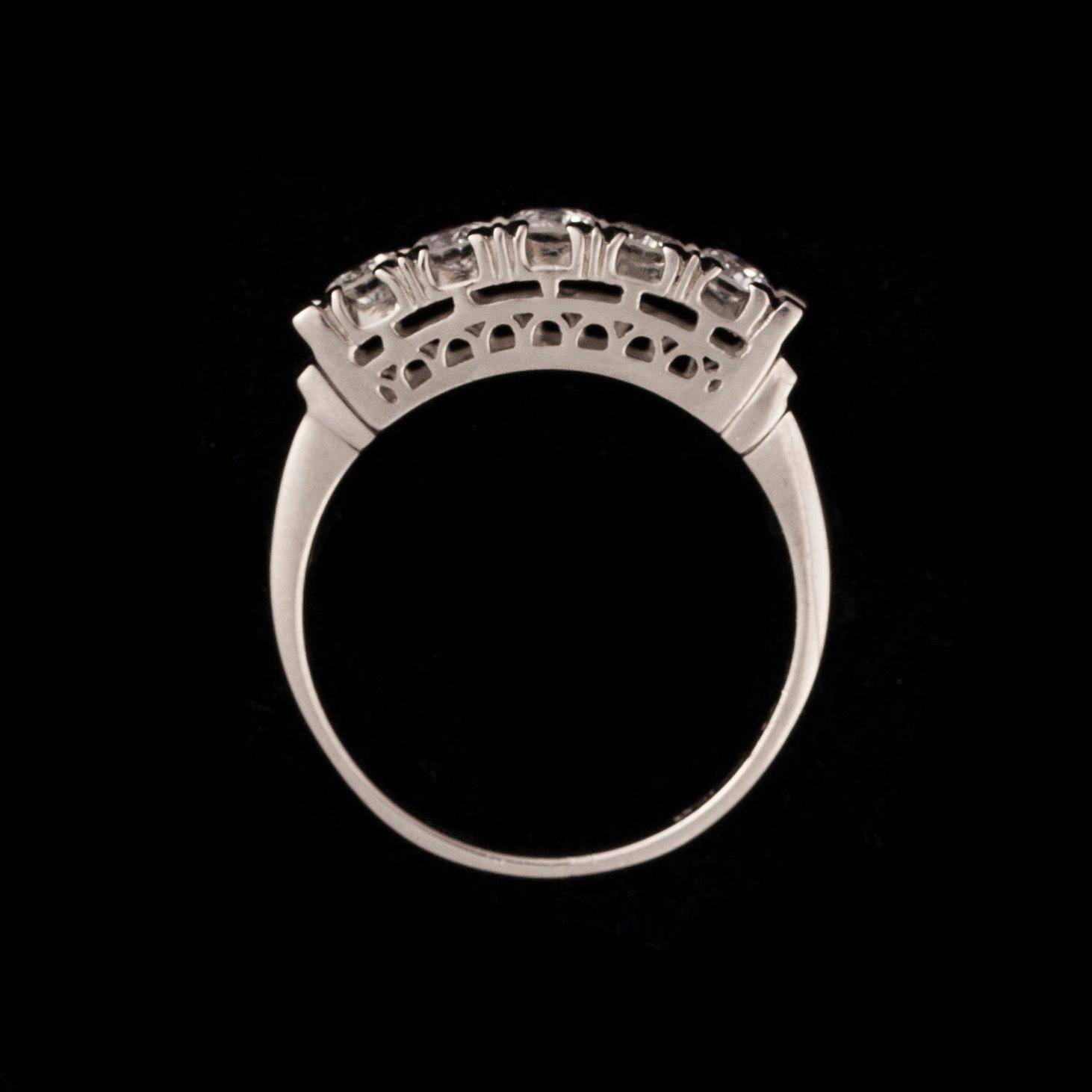RING, platina, 5 st briljantslipade diamanter tot. 0,50 ct. Vikt ca 4 g.