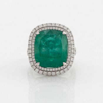 An 18K white gold ring set with a faceted emerald.