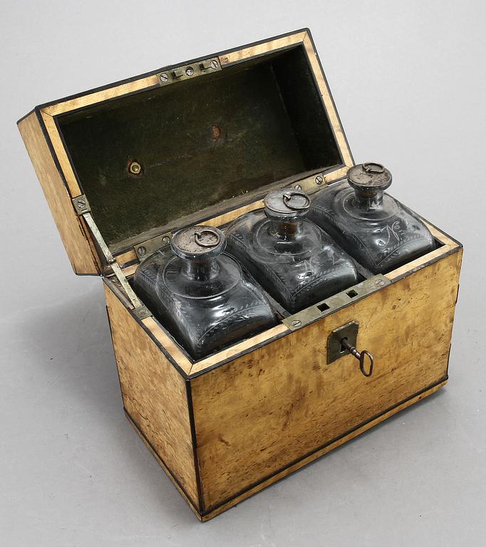 SCHATULL MED FLASKOR, 1800-talets mitt.