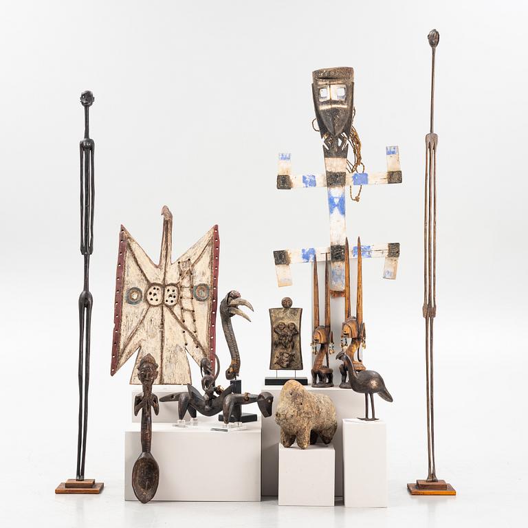 Twelve sculptures, reportedly from Makonde, Tanzania, Luba, Congo, and moore, from the second half of the 20:th century.