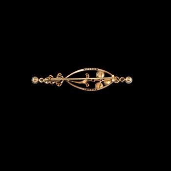 BROSCH, 18k guld samt platina, med fasett och äldre briljantslipade diamanter samt odlade pärlor, Jugend. Vikt 7 g.