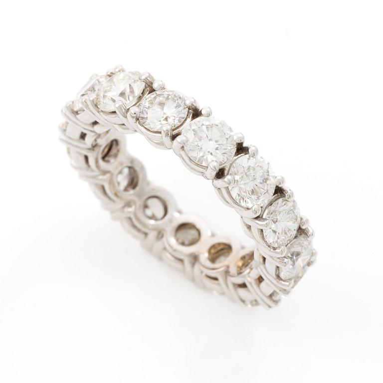 Ring full eternity 18K white gold with brilliant-cut diamonds.