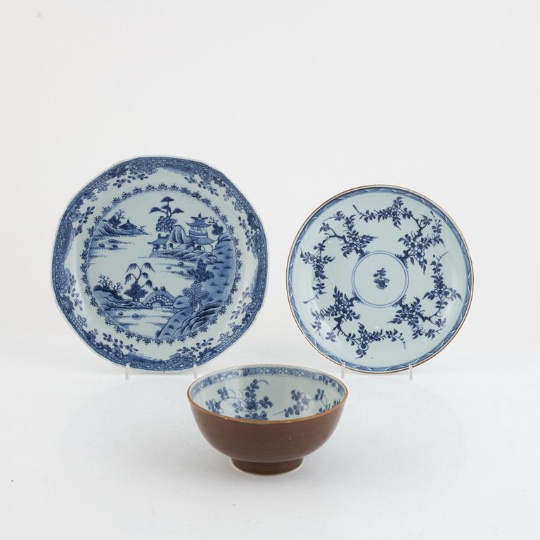 A Chinese blue and white export porcelain bowl and two dishes, Qing dynasty, Qianlong (1736-95).