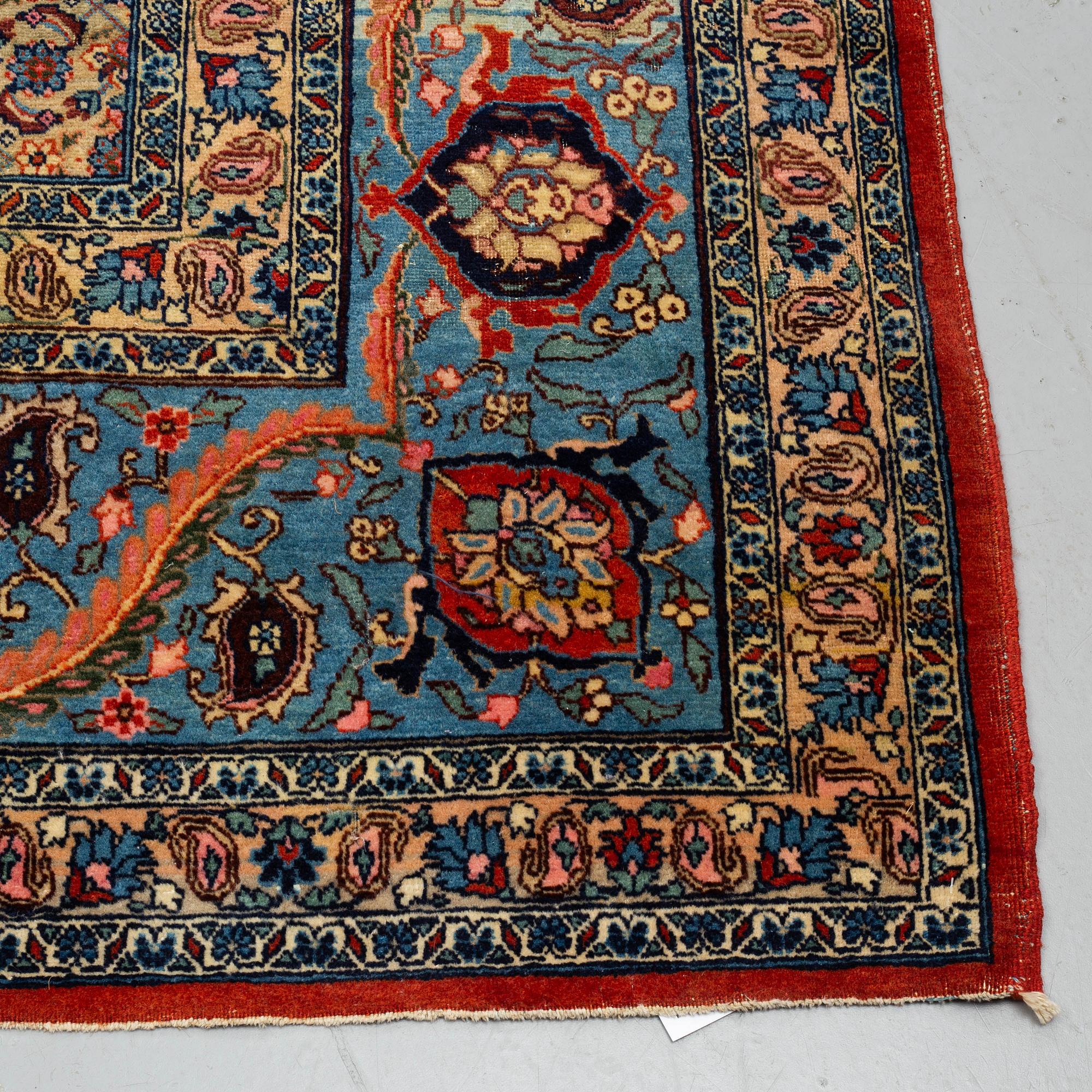 A semi-antiqie Qum carpet. Around 440 x 307 cm.